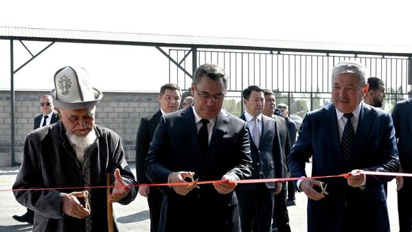 Президент Садыр Жапаров и председатель кабмина Адылбек Касымалиев открыли в Таласе завод по переработке фасоли - Sputnik Кыргызстан