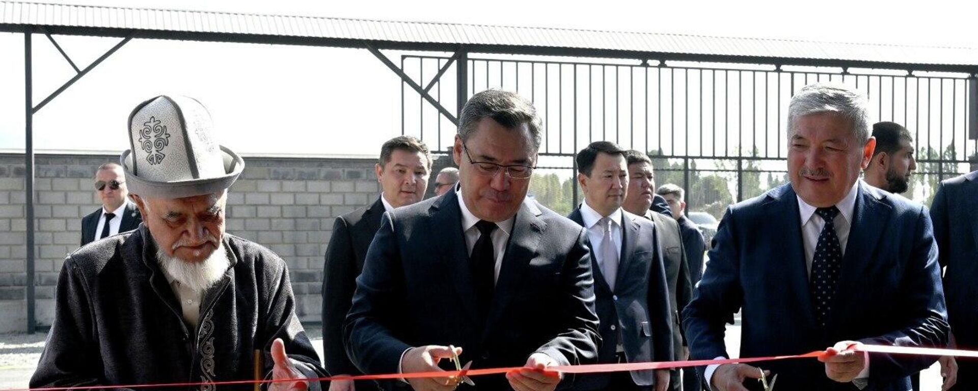 Президент Садыр Жапаров и председатель кабмина Адылбек Касымалиев открыли в Таласе завод по переработке фасоли - Sputnik Кыргызстан, 1920, 12.09.2026