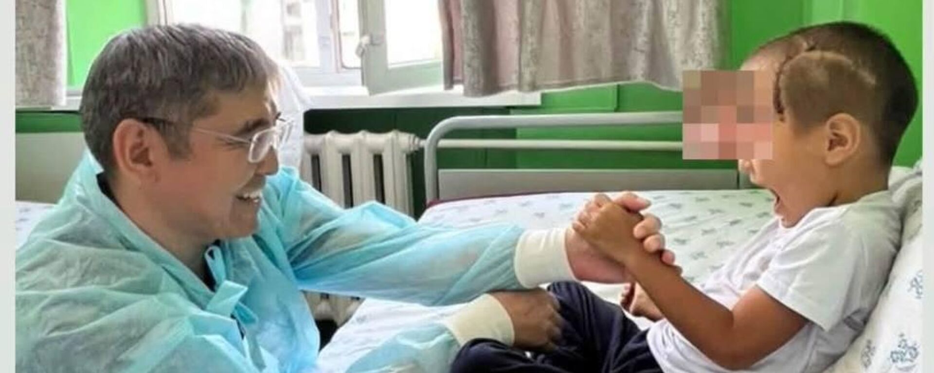 Ребенка, упавшего в торговом центре с эскалатора, навестил глава Минздрава Дамир Осмонов - Sputnik Кыргызстан, 1920, 12.09.2026