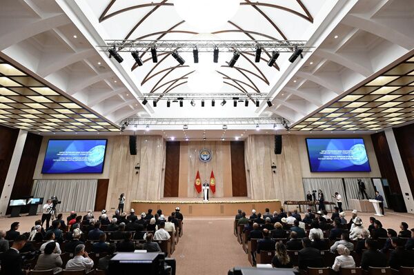 Среди награжденных представители разных поколений и профессий, посвятившие многие годы своей работе и внесшие весомый вклад в жизнь страны - Sputnik Кыргызстан