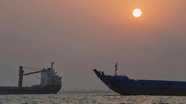 Коммерческие суда в Ормузском проливе - Sputnik Кыргызстан