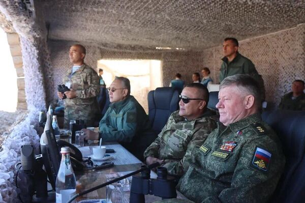 Маневры проходили с 13 по 18 сентября на полигоне &quot;Коктал&quot; под руководством командующего десантно-штурмовыми войсками Вооруженных сил Казахстана полковника Махсута Гусейнова - Sputnik Кыргызстан