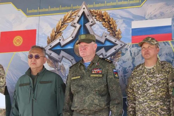 Начальник Объединенного штаба ОДКБ генерал-полковник Андрей Сердюков заявил, что в ходе учений учитывался реальный опыт современных вооруженных конфликтов. Военные отрабатывали противовоздушное прикрытие, радиоэлектронную борьбу, применение и защиту от беспилотных летательных аппаратов. - Sputnik Кыргызстан