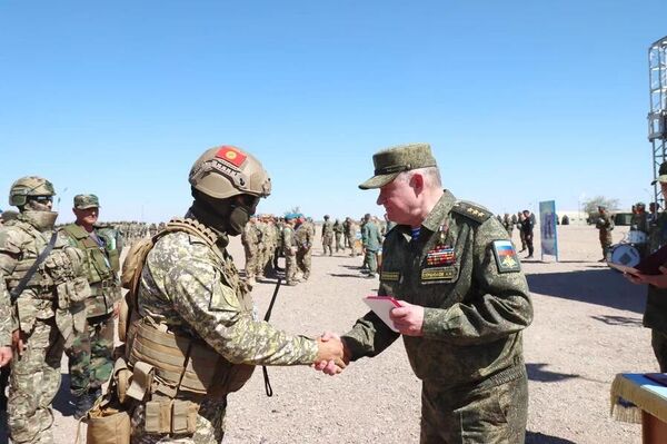 Штурмовые группы действовали при поддержке беспилотных систем и огневых средств. После полного освобождения населенного пункта позиции передали подразделениям закрепления. - Sputnik Кыргызстан