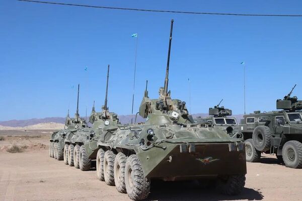 На заключительном этапе военные отработали блокирование населенных пунктов, эвакуацию мирных жителей, действия на блокпостах, штурм и зачистку территории - Sputnik Кыргызстан
