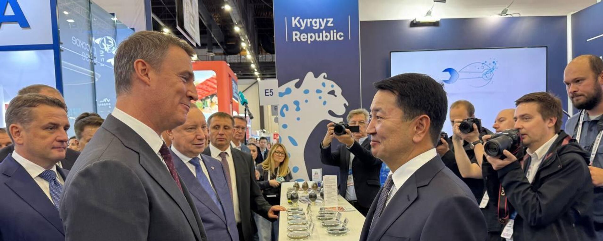 Министрлер кабинетинин төрагасынын орун басары Эрлист Акунбеков Санкт-Петербург шаарында Россия өкмөтүнүн төрагасынын орун басары Дмитрий Патрушев менен жолукту - Sputnik Кыргызстан, 1920, 19.09.2026