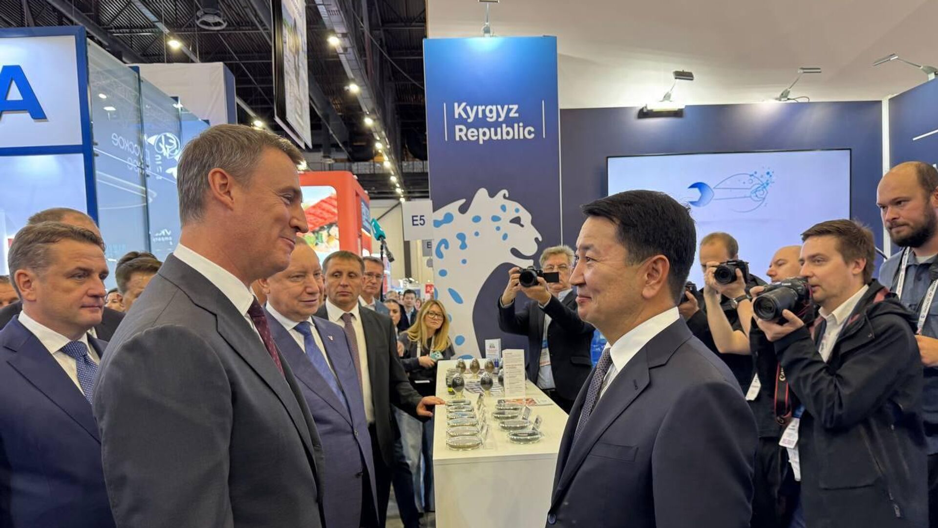 Министрлер кабинетинин төрагасынын орун басары Эрлист Акунбеков Санкт-Петербург шаарында Россия өкмөтүнүн төрагасынын орун басары Дмитрий Патрушев менен жолукту Министрлер кабинетинин төрагасынын орун басары Эрлист Акунбеков Санкт-Петербург шаарында Россия өкмөтүнүн төрагасынын орун басары Дмитрий Патрушев менен жолукту - Sputnik Кыргызстан, 1920, 19.09.2026