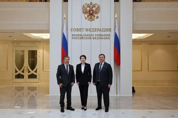 Депутаты Жогорку Кенеша Гуля Кожокулова и Мирлан Жеенчороев в качестве международных наблюдателей от Межпарламентской Ассамблеи СНГ ведут мониторинг выборов депутатов Госдумы России - Sputnik Кыргызстан