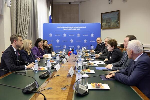 Наблюдатели провели организационное совещание в Санкт-Петербурге и определили план работы. Координатором группы выступает Кожокулова. - Sputnik Кыргызстан