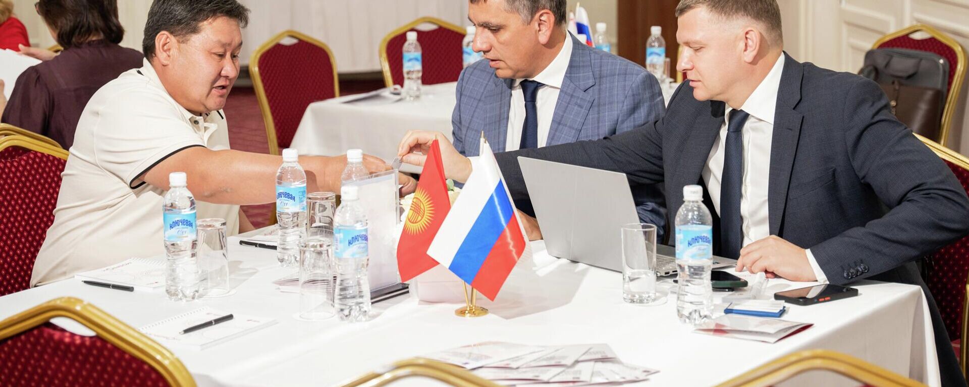 Москвалык өндүрүшчүлөр Кыргызстандагы өнөктөштөрү менен сүйлөшүү жүргүздү - Sputnik Кыргызстан, 1920, 21.09.2026