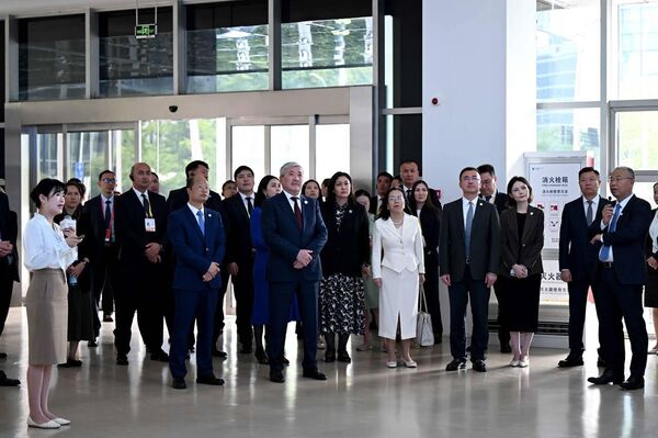 Председатель кабинета министров Адылбек Касымалиев посетил офис компании Geely Auto Group Председатель кабинета министров Адылбек Касымалиев посетил офис компании Geely Auto Group - Sputnik Кыргызстан