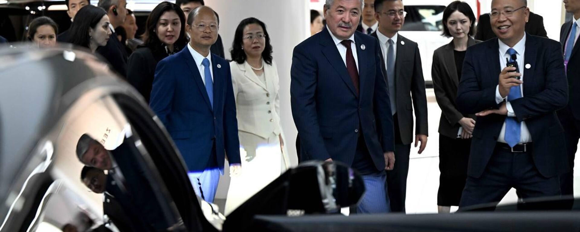 Председатель кабинета министров Адылбек Касымалиев посетил офис компании Geely Auto Group  - Sputnik Кыргызстан, 1920, 24.09.2026