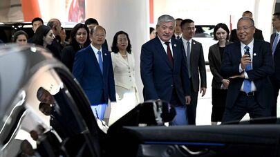 Председатель кабинета министров Адылбек Касымалиев посетил офис компании "Geely Auto Group" 