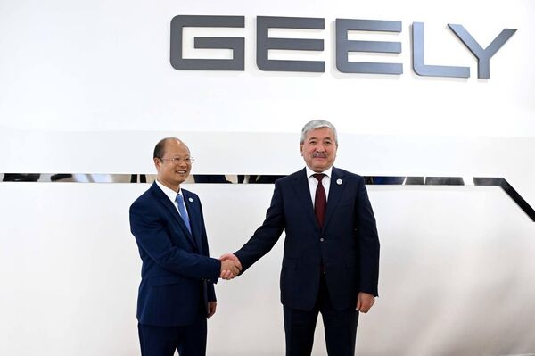 Председатель кабинета министров Адылбек Касымалиев посетил офис компании Geely Auto Group Председатель кабинета министров Адылбек Касымалиев посетил офис компании Geely Auto Group - Sputnik Кыргызстан