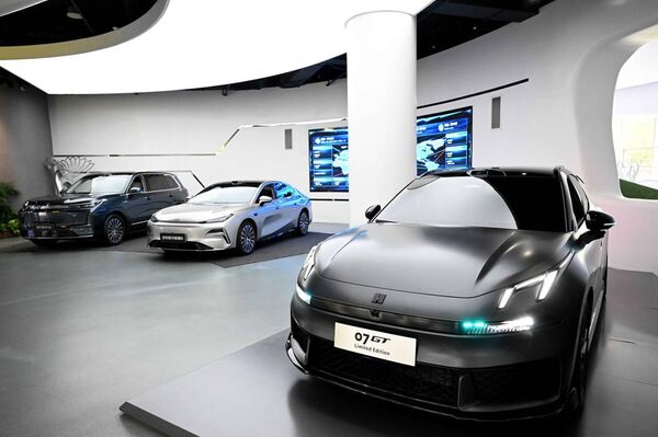 Председатель кабинета министров Адылбек Касымалиев посетил офис компании Geely Auto Group Председатель кабинета министров Адылбек Касымалиев посетил офис компании Geely Auto Group - Sputnik Кыргызстан