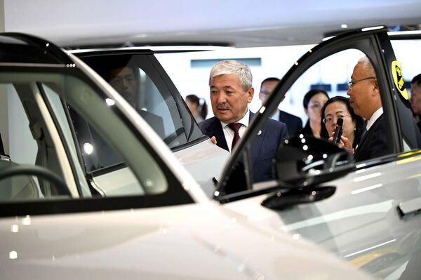 Председатель кабинета министров Адылбек Касымалиев посетил офис компании Geely Auto Group Председатель кабинета министров Адылбек Касымалиев посетил офис компании Geely Auto Group - Sputnik Кыргызстан