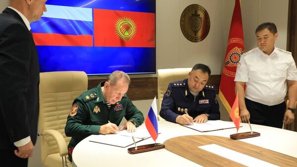 Глава МВД КР Улан Ниязбеков встретился с директором Росгвардии Виктором Золотовым - Sputnik Кыргызстан