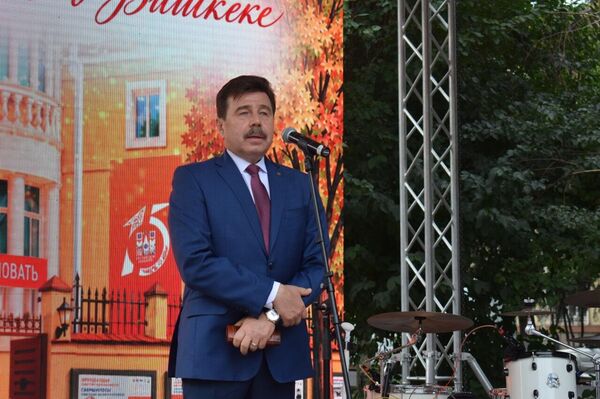 Вакунов отметил, что за 15 лет Русский дом стал мостом между народами двух стран. По его словам, тысячи кыргызстанцев получили здесь возможности для образования, повышения квалификации и творческого развития - Sputnik Кыргызстан