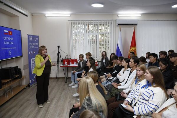 В программе были лекции, викторины, кинопоказы, встречи любителей литературы и профориентационные мероприятия для будущих студентов. - Sputnik Кыргызстан
