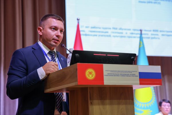 Ректор КРСУ Сергей Волков отметил, что владение двумя языками дает школьникам и студентам доступ к знаниям, образовательным программам, научной литературе и профессиональным возможностям - Sputnik Кыргызстан