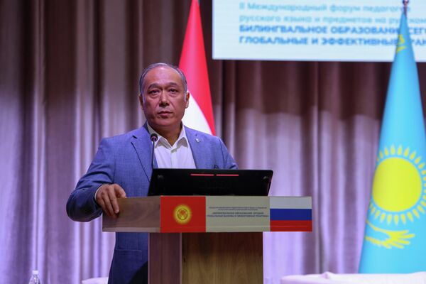Председатель Национальной комиссии по государственному языку и языковой политике при президенте КР Мелис Мураталиев подчеркнул, что билингвальное образование особенно актуально для Кыргызстана, где кыргызский и русский языки развиваются в общем образовательном и культурном пространстве - Sputnik Кыргызстан