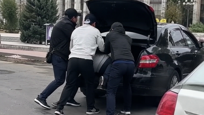Несколько парней пытались затолкать человека в багажник машины в Бишкеке 