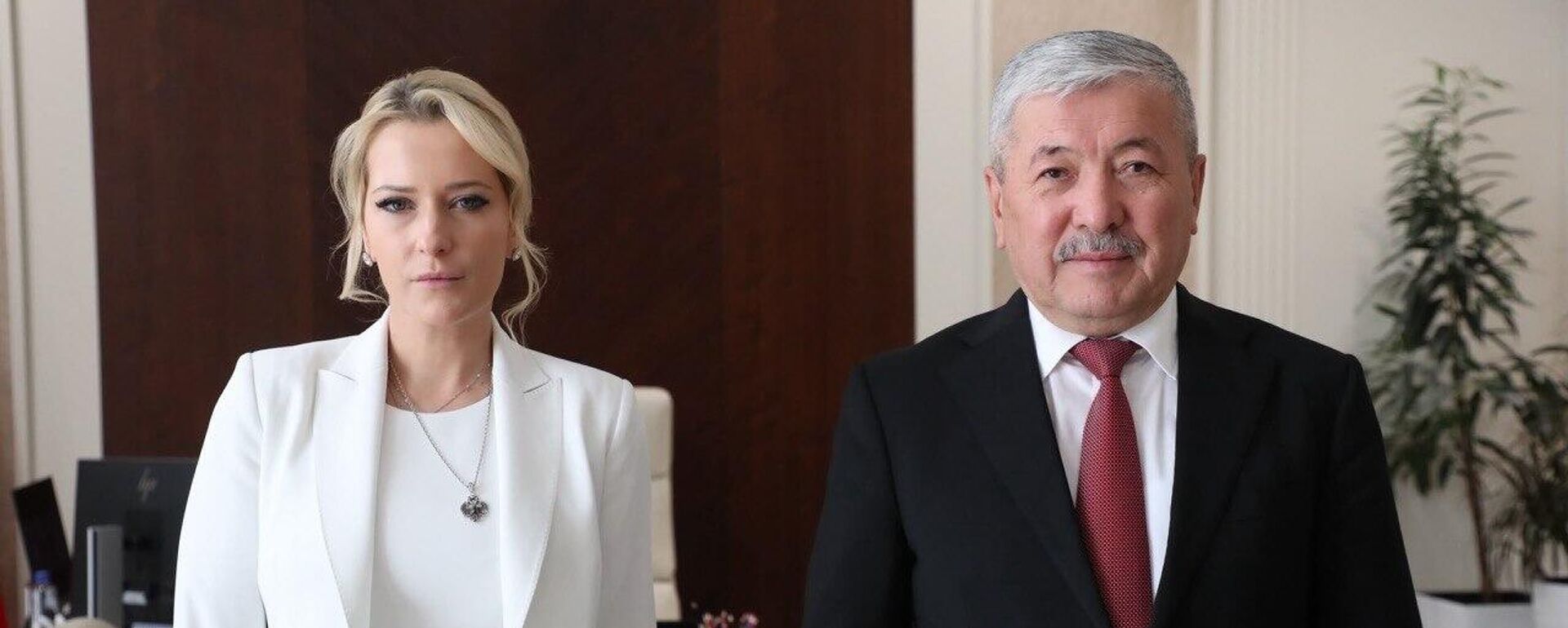 Глава кабмина КР Адылбек Касымалиев провел встречу с омбудсменом РФ Яной Лантратовой - Sputnik Кыргызстан, 1920, 30.09.2026
