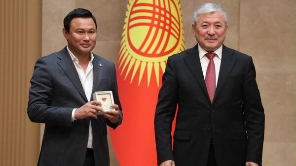 Глава кабмина Адылбек Касымалиев присвоил звания и вручил Почетные грамоты 174 гражданам - Sputnik Кыргызстан