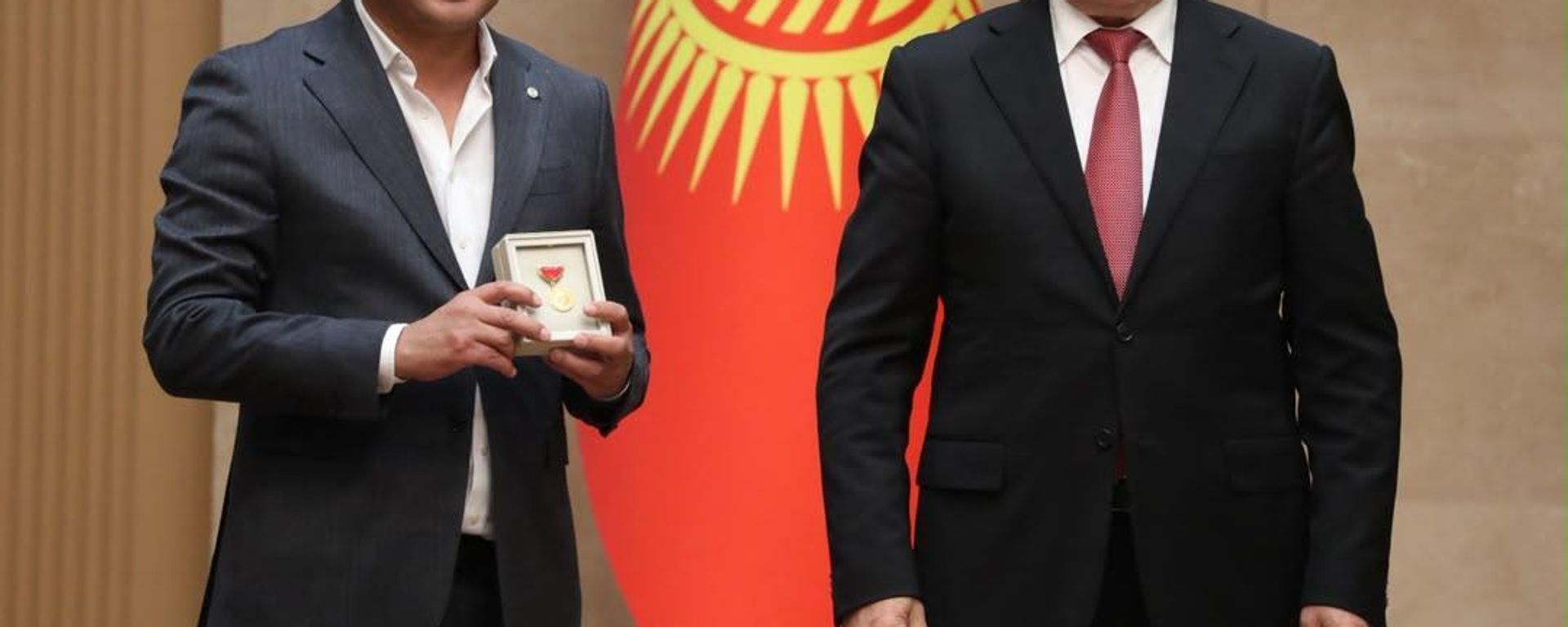 Глава кабмина Адылбек Касымалиев присвоил звания и вручил Почетные грамоты 174 гражданам - Sputnik Кыргызстан, 1920, 30.09.2026