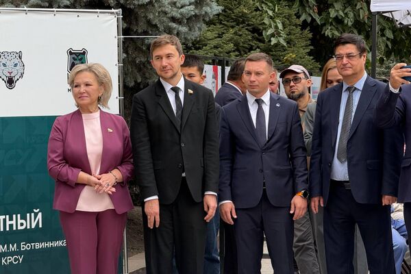В Бишкеке открылись два шахматных клуба, в церемониях принял участие российский гроссмейстер Сергей Карякин - Sputnik Кыргызстан