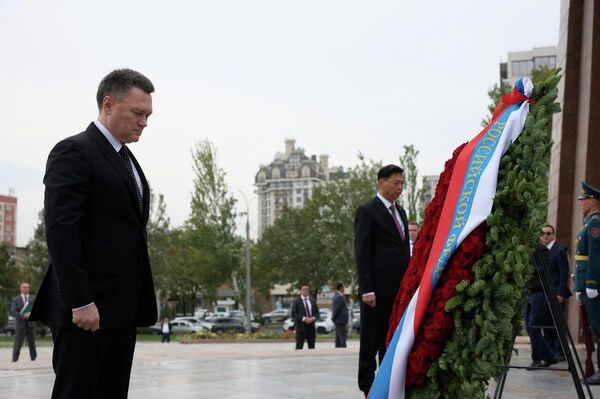 Председатель Верховного суда России Игорь Краснов возложил венок к Вечному огню на площади Победы в Бишкеке - Sputnik Кыргызстан