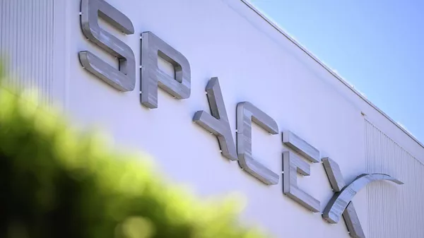 Логотип компании SpaceX на здании производственного комплекса в Калифорнии - Sputnik Кыргызстан