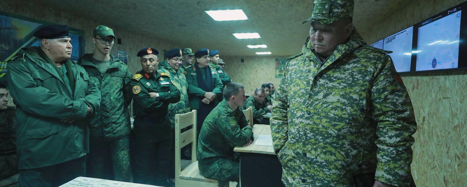 Кыргызстандын коргоо министри, генерал-майор Руслан Мукамбетов Россиядагы Чебаркуль полигонуна барды - Sputnik Кыргызстан, 1920, 02.10.2026