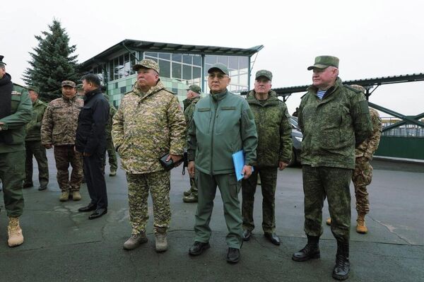 Министр обороны Кыргызстана Руслан Мукамбетов посетил активную фазу учений ОДКБ &quot;Центр-2026&quot; в России - Sputnik Кыргызстан