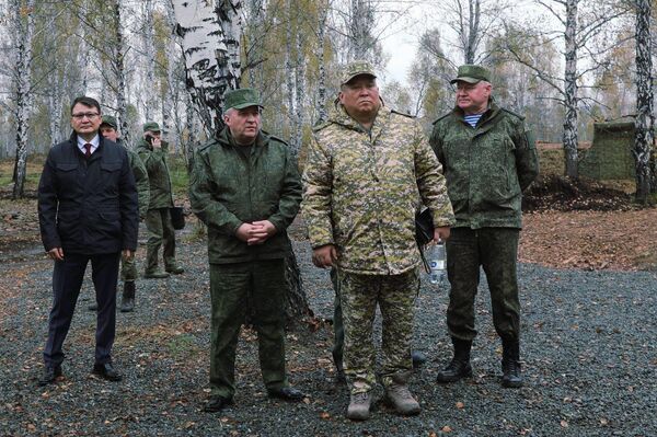 Ага чейин Мукамбетов башкаруу пунктуларынын ишин көрүп, аскердик техникалардын көргөзмөсүнө барган - Sputnik Кыргызстан
