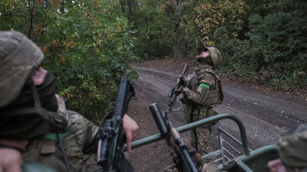Военнослужащие 46-й отдельной аэромобильной Подольской бригады Десантно-штурмовых войск ВСУ наблюдают за небом в - Sputnik Кыргызстан