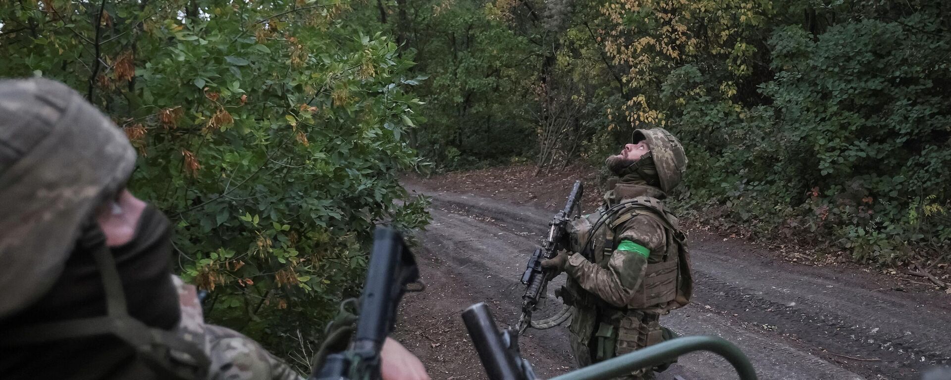 Военнослужащие 46-й отдельной аэромобильной Подольской бригады Десантно-штурмовых войск ВСУ наблюдают за небом в - Sputnik Кыргызстан, 1920, 18.10.2026