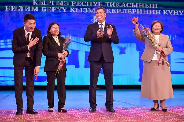 Учитель музыки Нурбек Айдарбек уулу получил квартиру. Он работает в школе № 31. Ключи от однокомнатной квартиры в жилом комплексе &quot;Асман Резиденс&quot; в рамках программы ГИК сегодня вручил мэр столицы Айбек Джунушалиев. - Sputnik Кыргызстан