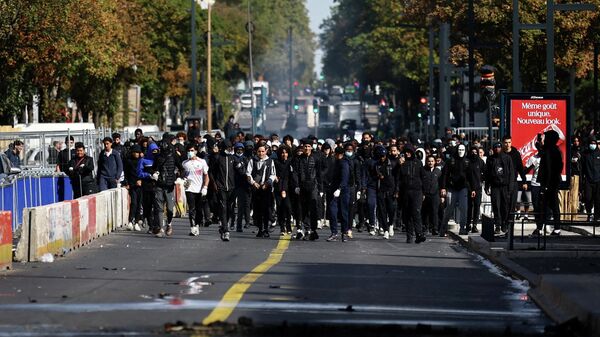 Старшеклассники во Франции уже несколько дней протестуют против перегруженного расписания, нехватки учителей и других проблем в сфере образования - Sputnik Кыргызстан