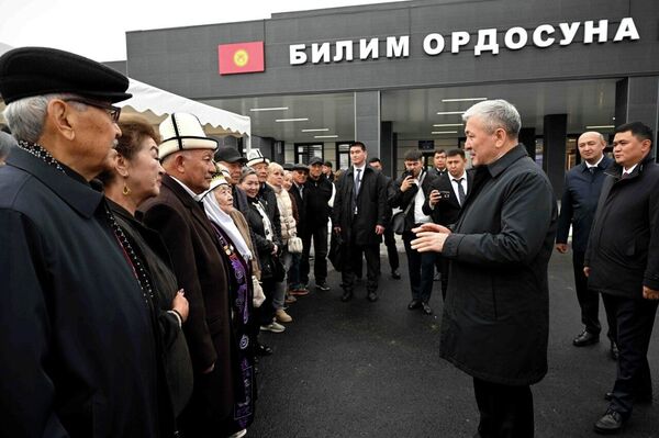Глава кабмина Адылбек Касымалиев принял участие в церемонии открытия школы №83 в Бишкеке, а также 16 школ и 3 детских садов в онлайн формате. Глава кабмина Адылбек Касымалиев принял участие в церемонии открытия школы №83 в Бишкеке, а также 16 школ и 3 детских садов в онлайн формате. - Sputnik Кыргызстан