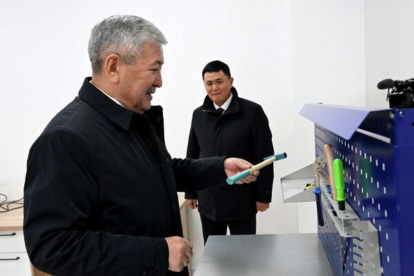 Глава кабмина Адылбек Касымалиев принял участие в церемонии открытия школы №83 в Бишкеке, а также 16 школ и 3 детских садов в онлайн формате. Глава кабмина Адылбек Касымалиев принял участие в церемонии открытия школы №83 в Бишкеке, а также 16 школ и 3 детских садов в онлайн формате. - Sputnik Кыргызстан