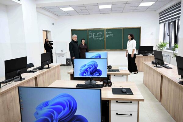 Глава кабмина Адылбек Касымалиев принял участие в церемонии открытия школы №83 в Бишкеке, а также 16 школ и 3 детских садов в онлайн формате. Глава кабмина Адылбек Касымалиев принял участие в церемонии открытия школы №83 в Бишкеке, а также 16 школ и 3 детских садов в онлайн формате. - Sputnik Кыргызстан