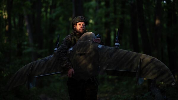 Боевая работа расчета БПЛА КВО спецназа Ахмат группировки войск Север на Сумском направлении СВО - Sputnik Кыргызстан