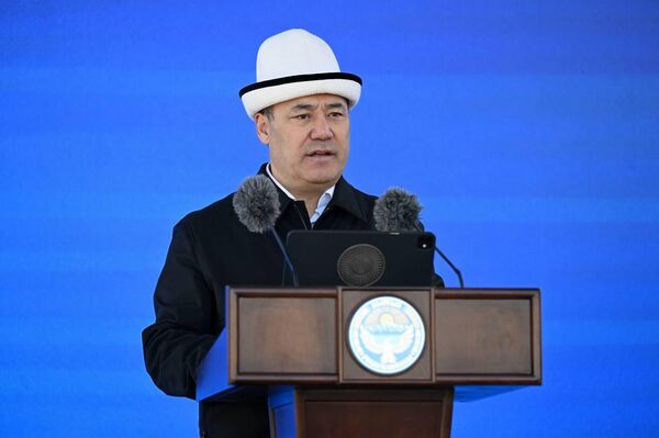 Президент Садыр Жапаров принял участие в церемонии открытия многоквартирных домов, построенных Госипотечной компанией в Нарыне и Кочкорском районе - Sputnik Кыргызстан