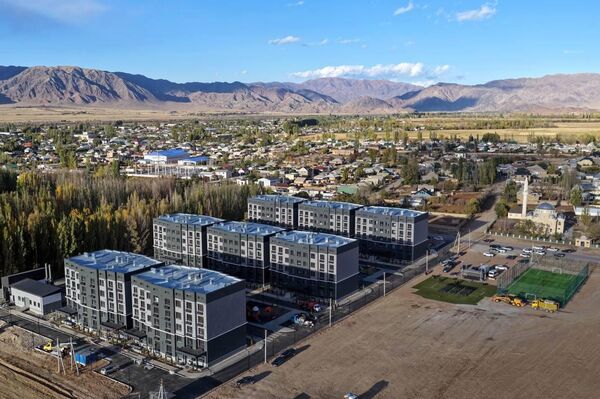 В Нарыне впервые вводят в эксплуатацию жилой комплекс на 216 квартир, а в Кочкорском районе — на 217. В комплексах предусмотрены детские игровые и спортивные площадки, зоны отдыха, офисные помещения и парковки - Sputnik Кыргызстан