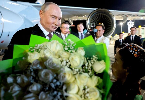 Президент РФ Владимир Путин прибыл в международный аэропорт Туркменбаши - Sputnik Кыргызстан