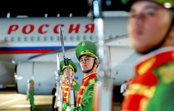 Военнослужащие почетного караула в аэропорту Туркменбаши - Sputnik Кыргызстан