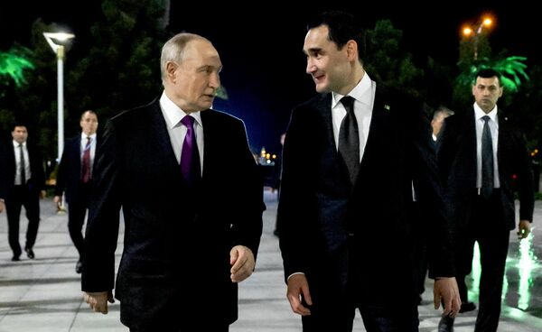 Владимир Путин и Сердар Бердымухамедов во время встречи в Туркменбаши - Sputnik Кыргызстан