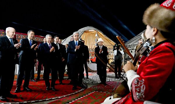 Президенты Кыргызстана, Узбекистана, Туркменистана, Казахстана и генеральный секретарь СНГ на Фестивале национальных блюд стран Содружества - Sputnik Кыргызстан