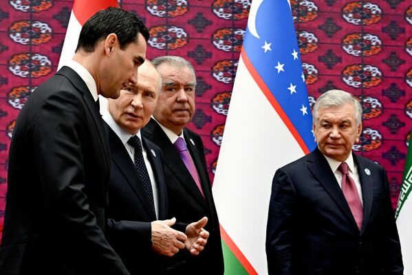 Лидеры Туркменистана, России, Таджикистана и Узбекистана перед началом заседания СГГ СНГ  - Sputnik Кыргызстан